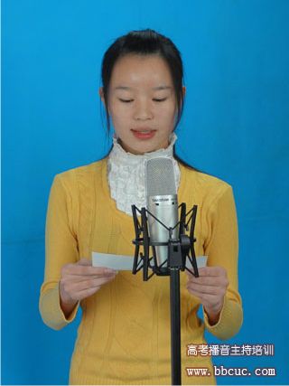 播音班学员龙欣欣在模拟考试